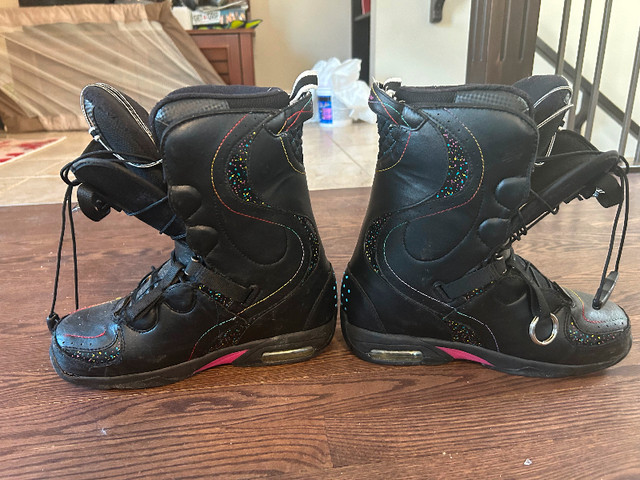 North wave women’s snowboard boots Size 8 $30 in Snowboard in Edmonton - Image 3