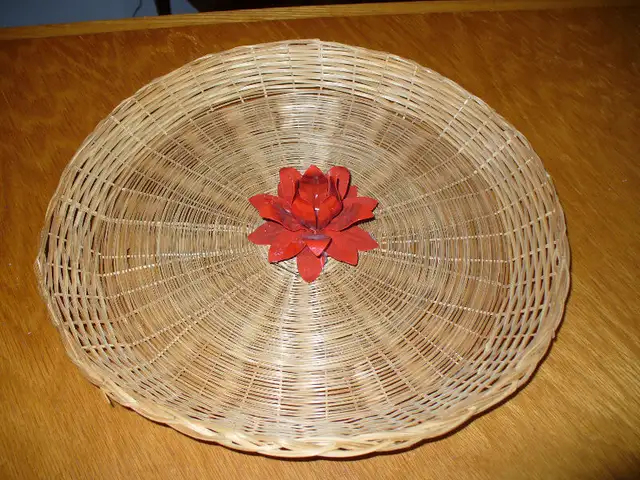 Panier en osier avec fleur ou bougeoir au centre in Kitchen & Dining Wares in City of Montréal - Image 3