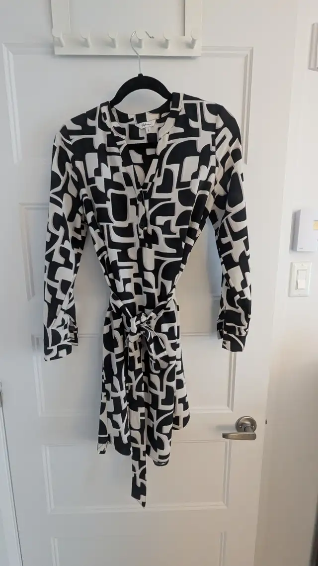 Robes (4) dont 3 sans manche et une à manches longuesSmall, méd in Women's - Dresses & Skirts in Québec City - Image 3