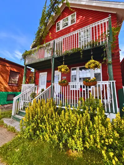 Bright 2 Bed + Den, 1 Bath Upper Unit on McCully Street – Halifax Welcome to this bright and spaciou...