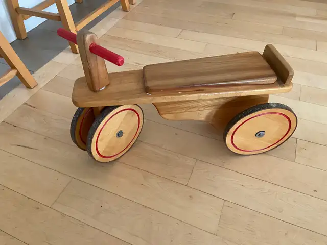 Petit vélo d’intérieur premier âge en bois in Toys in City of Montréal - Image 4
