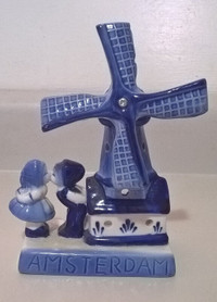Vintage Delft Blue Holland Handwerk Windmill Boy & Girl Kissing