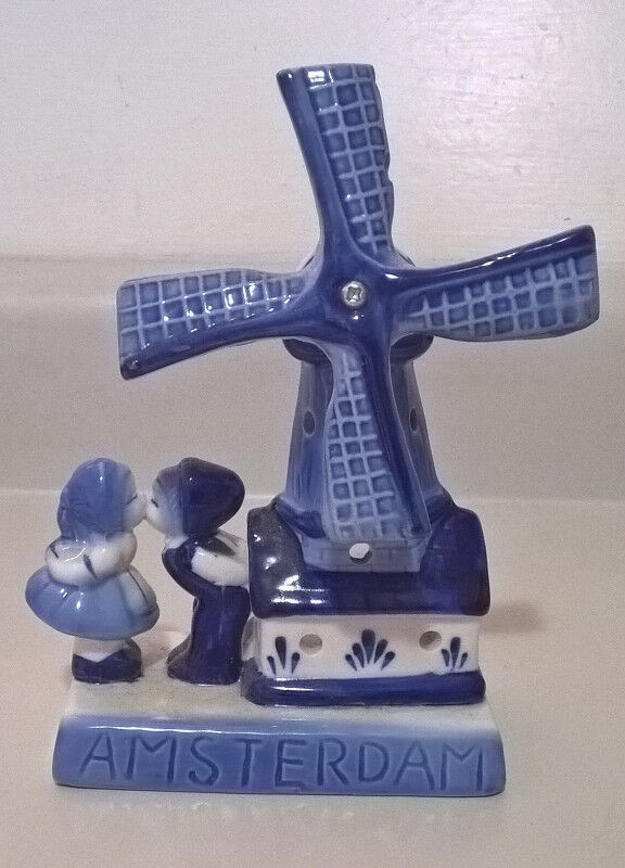 Vintage Delft Blue Holland Handwerk Windmill Boy & Girl Kissing in Arts & Collectibles in Oshawa / Durham Region