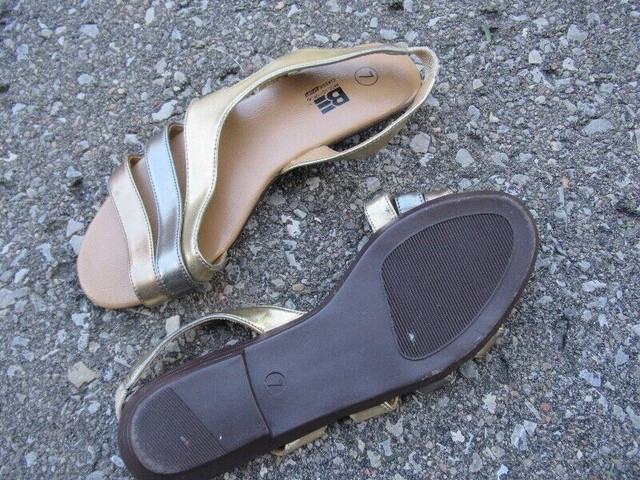 Sandels Size 7 in Women's - Shoes in Oshawa / Durham Region - Image 2