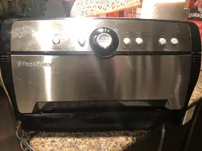 Food Saver vacuum sealer with marinating container Model V3820