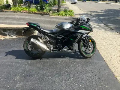 For sale: 2015 Kawasaki Ninja 300 SE (Special Edition) in great shape. • Only 8,000 km (~5,000 miles...