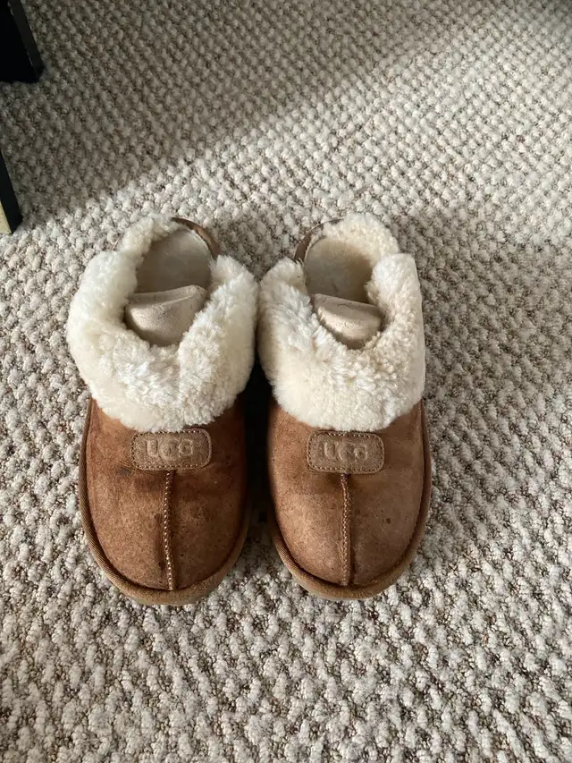 Women’s Uggs Slipper/Shoes in Women's - Shoes in Oshawa / Durham Region - Image 2