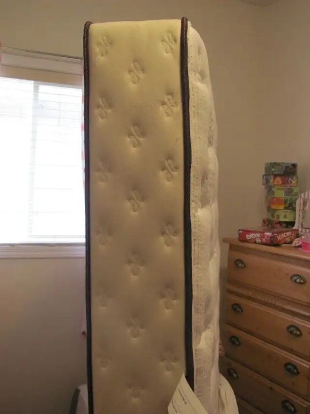 SIMMONS Beautyrest Plush Twin size mattress in Beds & Mattresses in Peterborough - Image 3