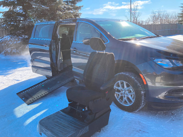 2022 Chrysler Grand Caravan Wheelchair Van in Cars & Trucks in Edmonton - Image 3