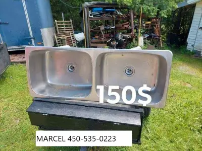 Évier double 150 $ 50 pouce de longueur 19 et demi de largeur J'ai mis l'annonce pour mon père pour...