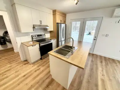 Promo 1 MOIS GRATUIT Beau grand 3 1/2 Disponible dès Maintenant Prix: 1125$ 1 Chambre à coucher 1 sa...