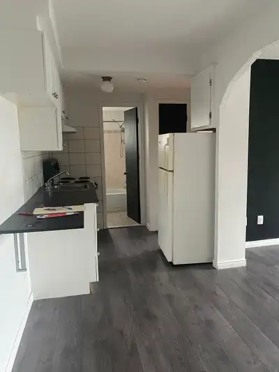 3 ½, 1 chambre fermée, Poêle et Frigo inclus, Électricité et eau chaude inclus. Plancher de céramiqu...