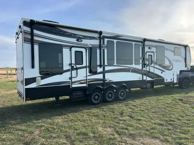 2013 FZ375 Well built camper Full auto level with 6 jacks (push a button and it automatically levels...