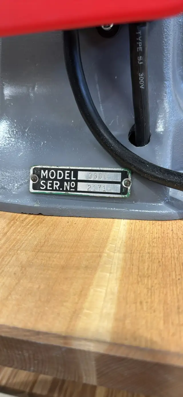 Restored Beaver 3300 Bandsaw with spare blades - made in Ontario in Power Tools in Gatineau - Image 5