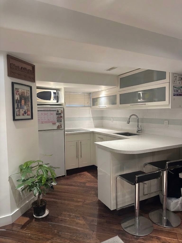 ONE BEDROOM BASEMENT APARTMENT IN HIGH PARK/JUNCTION 2