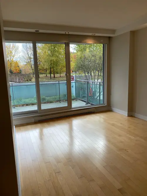 Découvrez le confort moderne dans ce magnifique condo d’une chambre situé au rez-de-chaussée. Cette...