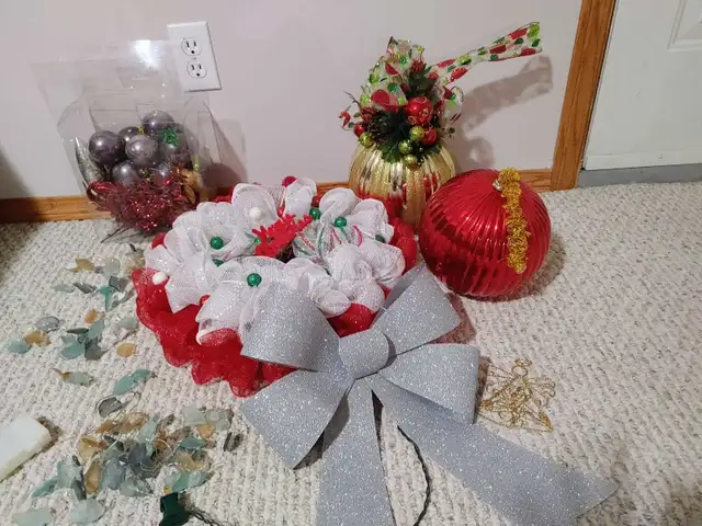 Christmas decorations  in Holiday, Event & Seasonal in Calgary - Image 2