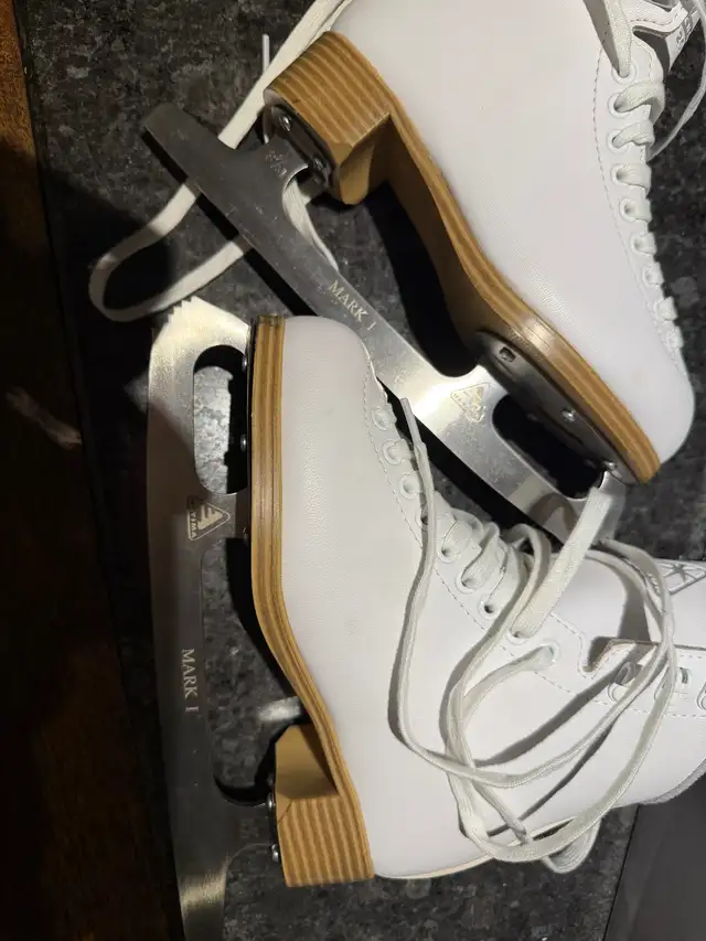 Jackson 200 Ice Skate Size 3 - Used in Skates & Blades in Markham / York Region - Image 3