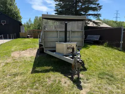 Cette remorque K-Trail basculante possède une capacité de chargement impressionnante de 7 076 lb, id...
