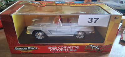 ERTL American Muscle Chevrolet Corvette 1962 Diecast 1/18 Aussi disponible: diecasts, brochures et a...