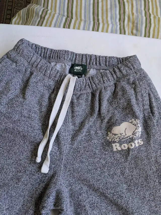 roots pants size xxs in Women's - Bottoms in Oshawa / Durham Region - Image 2