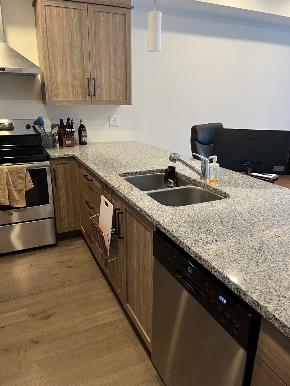 AVAILABLE NOW - MODERN 1 BEDROOM/1 BEDROOM APARTMENT 5