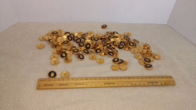 Lot de 143 boutons doré dans Loisirs et artisanat  à Ville de Montréal
