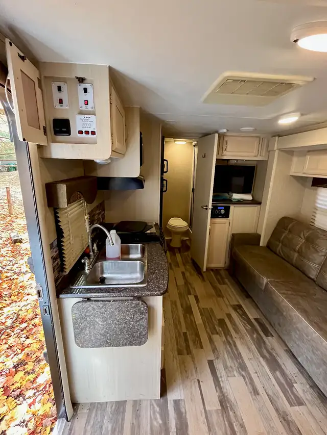 Compact 2017 travel trailer for sale, $13,000. in Travel Trailers & Campers in Kingston - Image 3