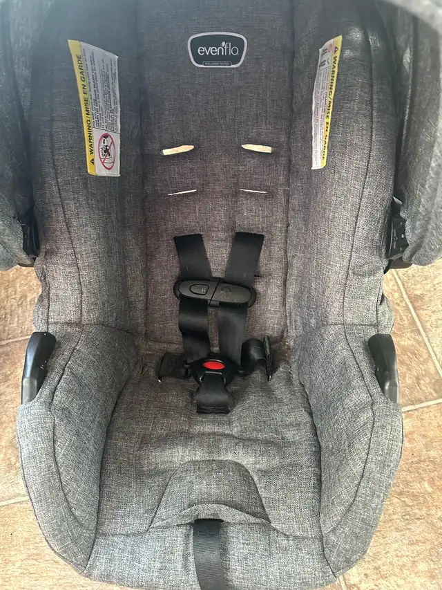 Evenflo Car Seat in Strollers, Carriers & Car Seats in Peterborough - Image 3