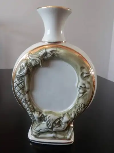 Vase vintage en céramique de style Art Déco. Le vase nous rappelle par sa forme les flacons de lune...