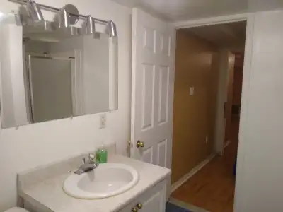 Room for rent $800 Call or Text 613-875-8484 Available now!