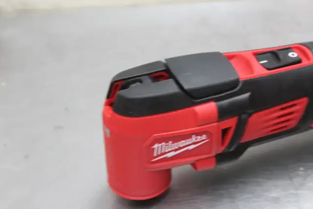 Milwaukee M18 18-Volt Oscillating Multi-tool in Power Tools in Peterborough - Image 3