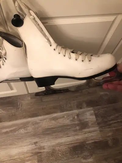 Figure Skates - Women’s/Girls - Size 6, View more