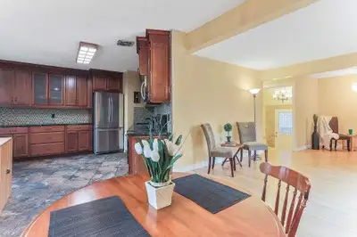 Bright basement room for rent in Brentwood near U of C