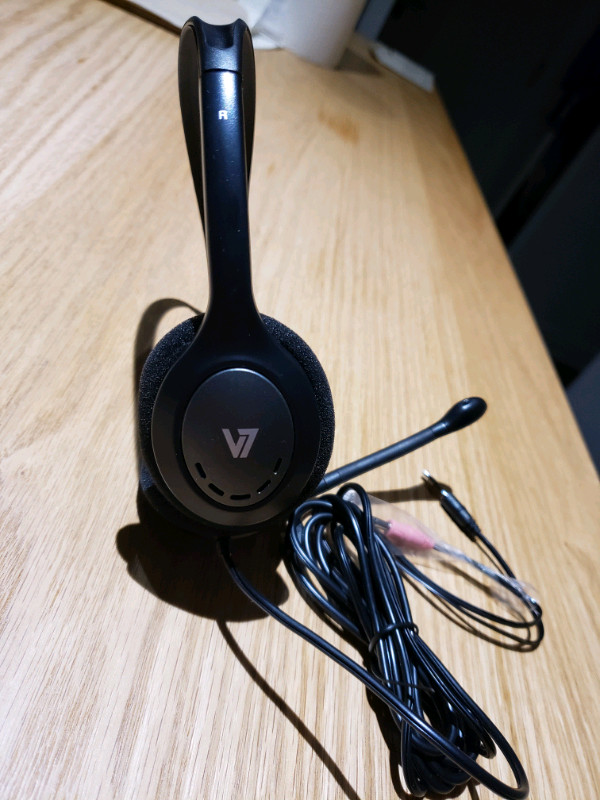 $20 = V7 Lightweight Stereo Headset with Microphone in Other in Markham / York Region - Image 3