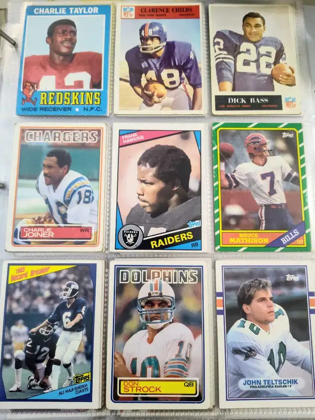 1970's & 1980's Topps NFL football cards- over 145 cards lot #2 in Arts & Collectibles in Hamilton - Image 10