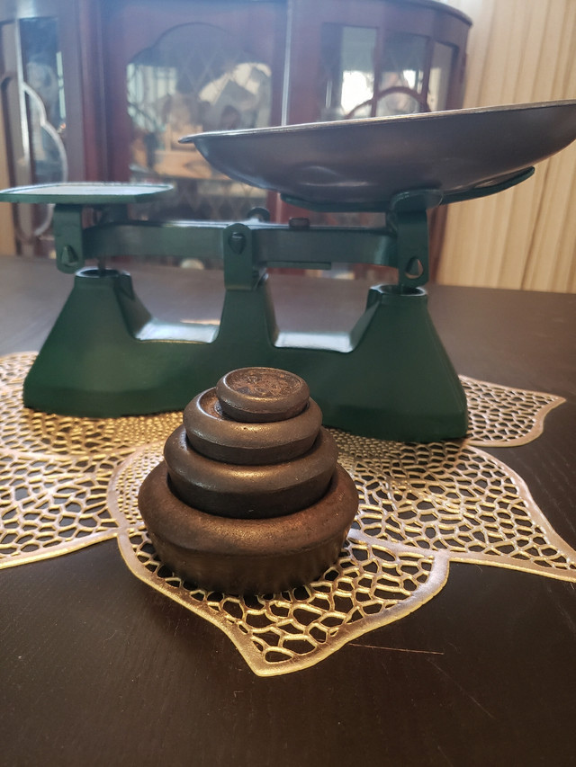 OTTOMAN  SCALE WEIGHT. ANTIQUE PUMP.  in Arts & Collectibles in City of Toronto - Image 3