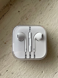 Apple earbuds w. lightning connector