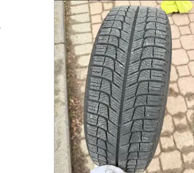 Selling a set of Michelin X-Ice winter tires in size 205/65 R15, mounted on OEM Honda rims. Purchase...