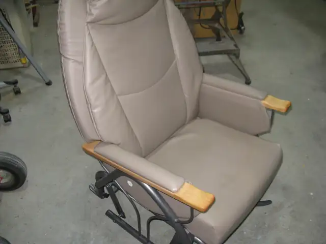 Autolock chair for elderly person in excellent condition62863733434625121