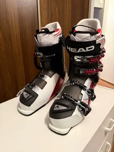 I'm offering a pair of Head Vector 105 ski boots, perfect for hitting the slopes. These boots have a...