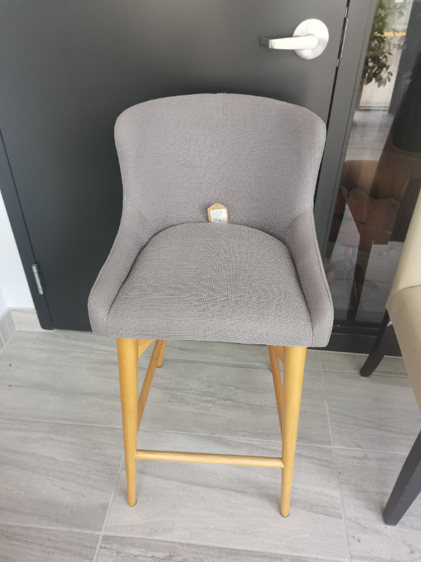 beautiful oak base bar stool unique fabric seat, 26" counter in Chairs & Recliners in Calgary - Image 2