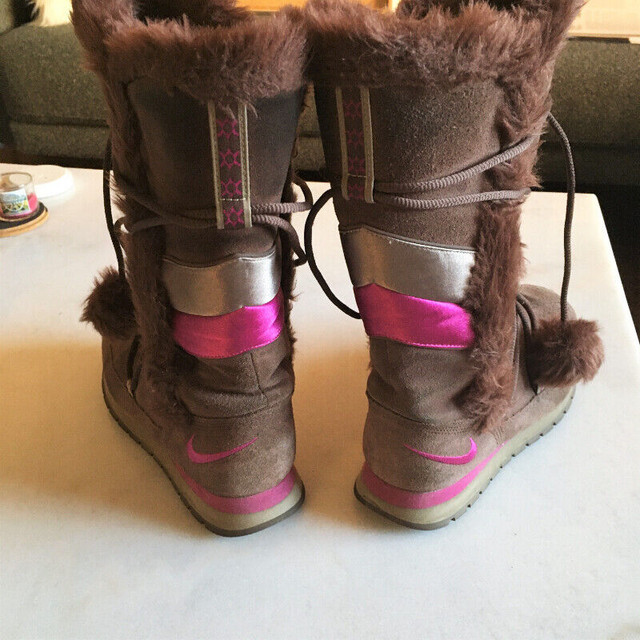 Authentic Nike brown winter snow boots, w/ pom poms (size 7) in Women's - Shoes in City of Halifax - Image 4