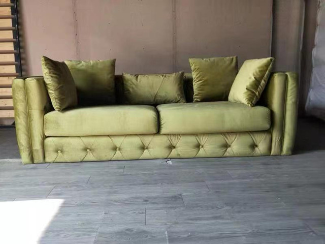 Velvet fabric couch with pillows  dans Sofas et futons  à Ville de Montréal - Image 4