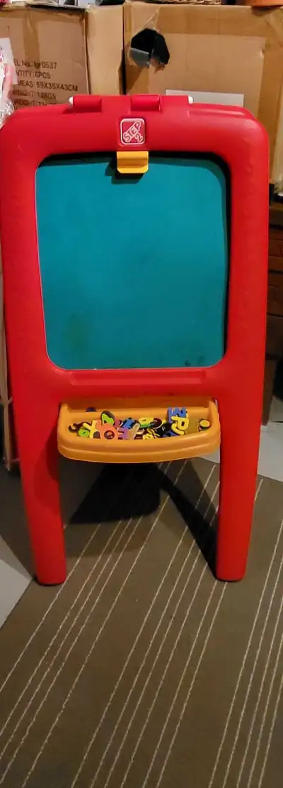 Ignite your little artist's creativity with this vibrant, pre-loved Step2 standing art easel, perfec...