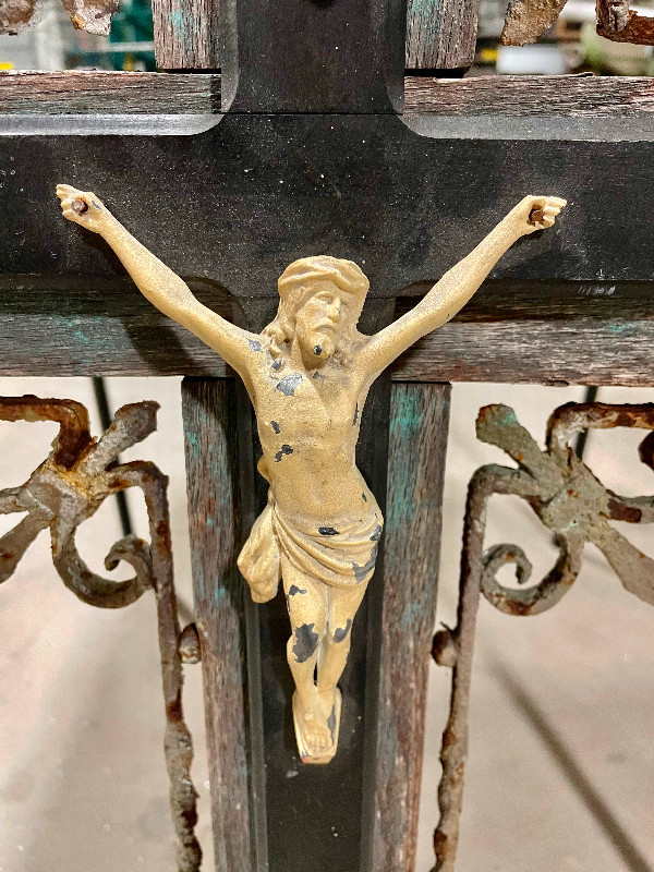 Stunning Vintage Large Metal & Wood Wall Crucifix (Circa 1950) in Other in Mississauga / Peel Region - Image 4