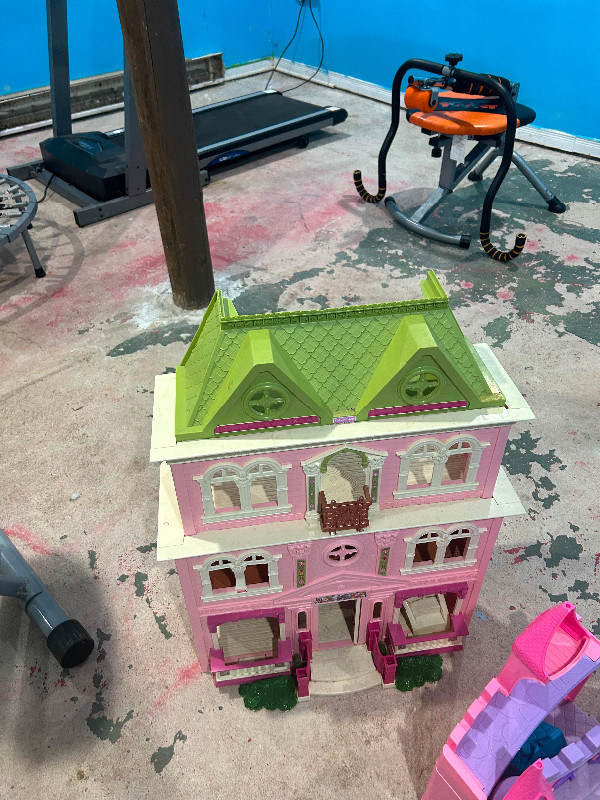 grande maison de poupee style chateau 20$ in Toys & Games in Gatineau