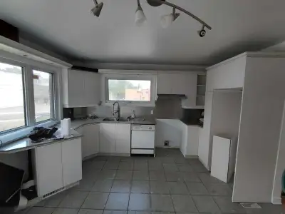 Joli logement 5 ½ a louer. a Montreal-Nord. Près de tous les services, Armoires de cuisines recents,...