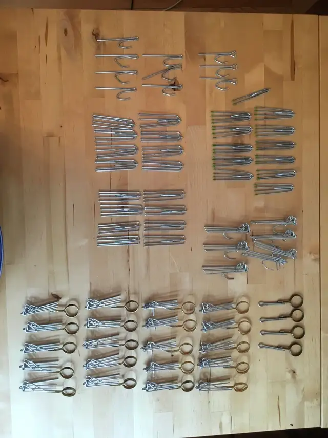 Lot 67 Crochets rideaux MÉTAL VINTAGE 4-Prong Curtain Hooks  in Windows, Doors & Trim in City of Montréal - Image 2