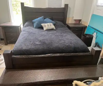 Live edge queen bedroom suite, in great condition. Comes with head/footboards, bench (at foot of bed...